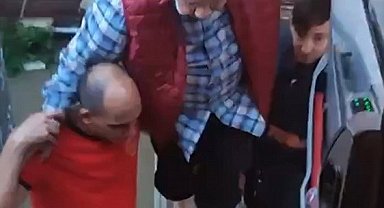 Selde mahsur kalan yaşlı adam, merdivenle köprü yapılarak kurtarıldı