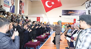 Selendi'de cumhuriyet coşkusu gençlik merkezine sığmadı
