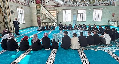 Selendi'de gençler cami çatısı altında buluştu