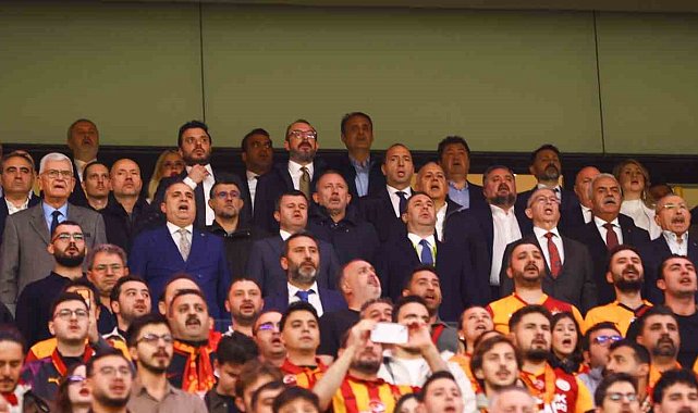Sergen Yalçın derbiyi stattan takip etti