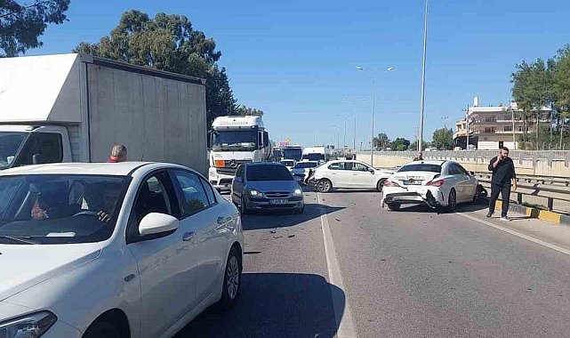 Serik'te 3 araçlı zincirleme kaza