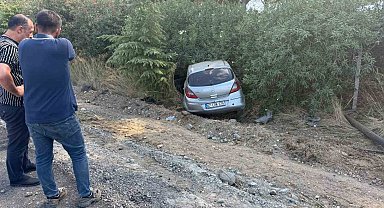 Serik'te kontrolden çıkan otomobil şarampole yuvarlandı