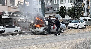 Seyir halindeki otomobil alev aldı