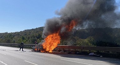Seyir halindeki otomobil alev topuna döndü