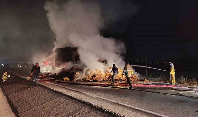 Seyir halindeki saman yüklü tır alev alev yandı