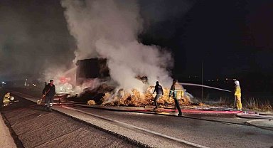 Seyir halindeki saman yüklü tır alev alev yandı