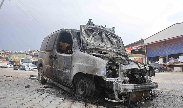 Seyir halindeyken alevlere teslim olan Fiat marka araç dakikalar içinde yanarak kullanılmaz hale geldi