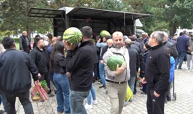 Sezonun son karpuzlarını ücretsiz dağıttı, 5 dakikada tükendi