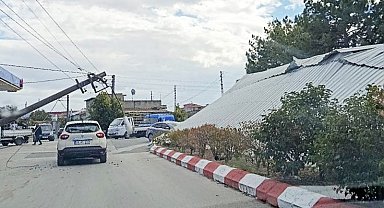 Şiddetli rüzgar çatıyı uçurdu