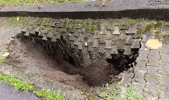 Şiddetli yağış sonrası kaldırım çöktü