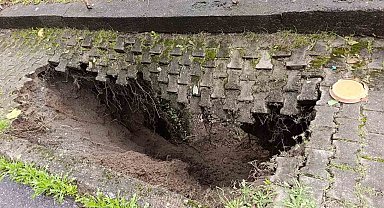 Şiddetli yağış sonrası kaldırım çöktü