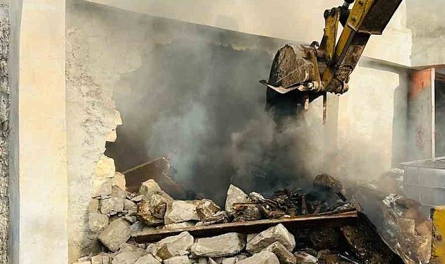 Siirt'te evin odunluğunda çıkan yangın itfaiye tarafından söndürüldü
