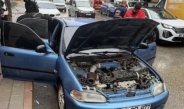 Siirt'te park halindeki otomobil yandı