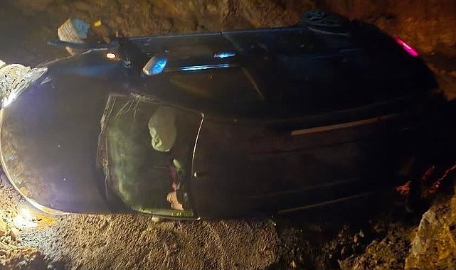 Siirt'te takla atan hafif ticari araçtaki anne-oğul yaralandı