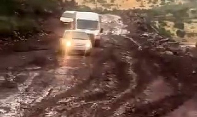 Siirt'te yağış sonrası yollar çamura döndü, araçlar yolda kaldı