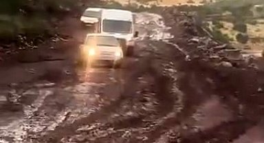 Siirt'te yağış sonrası yollar çamura döndü, araçlar yolda kaldı