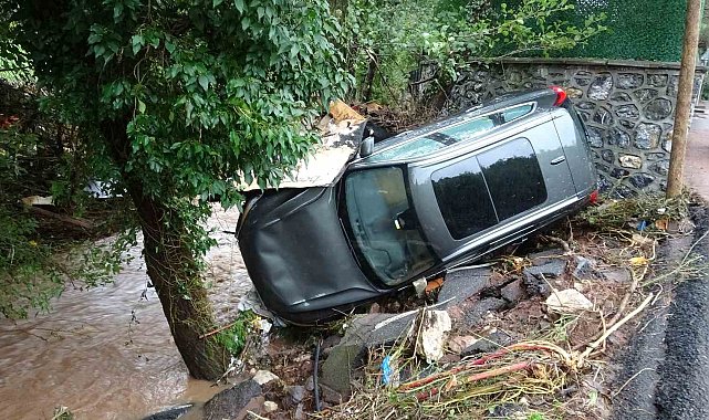 Şile'de sel suları yolları tahrip etti, araçlar sürüklendi
