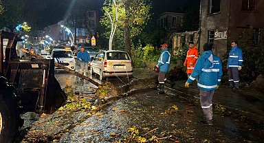 Şile'de şiddetli yağışa karşı gece boyu mücadele: Belediye ekipleri tüm mahallelerde sahadaydı
