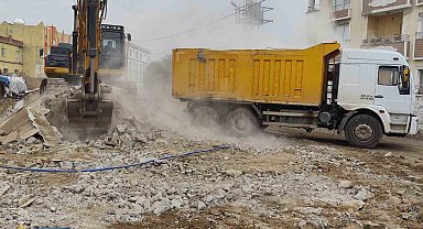 Silopi'de metruk binaların yıkımı sürüyor