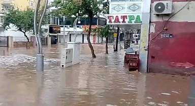 Silvan'da sağanak ve dolu taşkınlara neden oldu