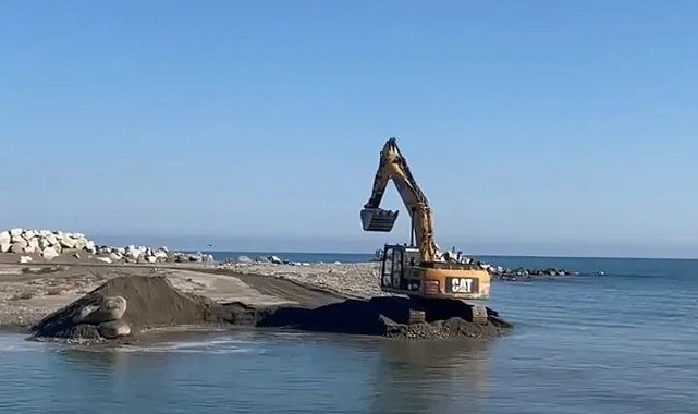 Sinop'ta zarar gören balıkçı barınağında temizlik mesaisi