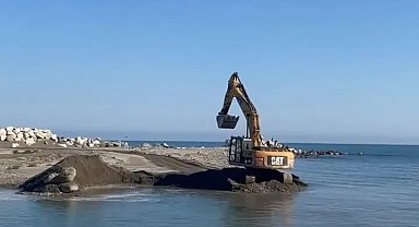 Sinop'ta zarar gören balıkçı barınağında temizlik mesaisi