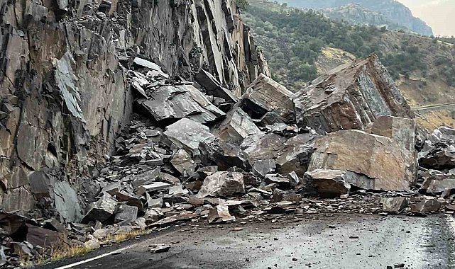 Şırnak-Beytüşşebap yolu, dev kayalar nedeniyle ulaşıma kapandı