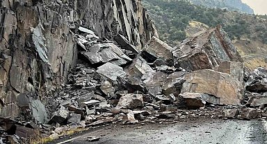 Şırnak-Beytüşşebap yolu, dev kayalar nedeniyle ulaşıma kapandı