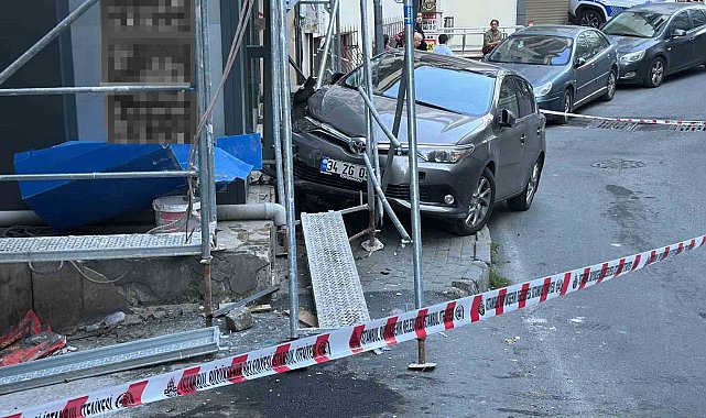 Şişli'de kontrolden çıkan otomobi, araç ve yayaya çarptı: 1 yaralı