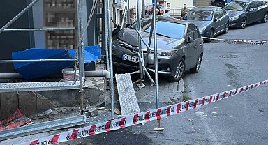 Şişli'de kontrolden çıkan otomobi, araç ve yayaya çarptı: 1 yaralı