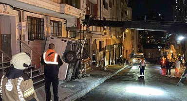 Şişli'de pazarcının panelvanı tezgahlara çarparak apartman boşluğuna düştü
