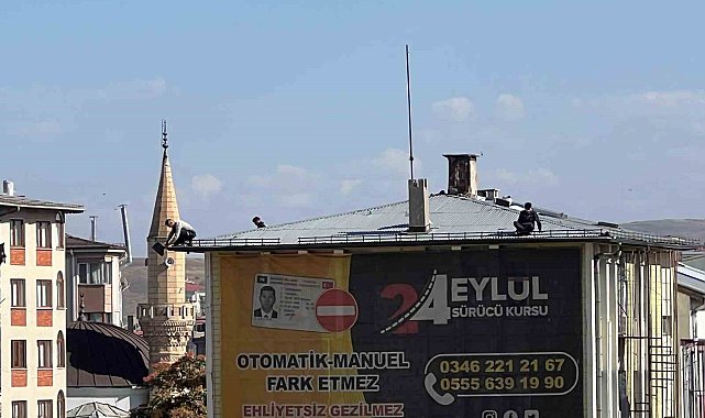 Sivas'ta 5 katlı binanın çatısında tehlikeli çalışma, yürekleri ağza getirdi
