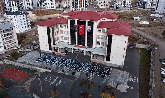 Sivas'ta 850 öğrenci coşkuyla Cumhuriyet şarkıları söyledi