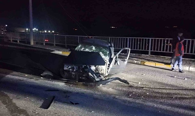 Sivas'ta aydınlatma direğine çarpan otomobilin sürücüsü yaralandı