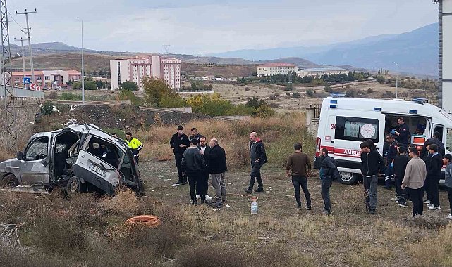 Sivas'ta hafifi ticari araç şarampole uçtu: 3'ü ağır 5 yaralı