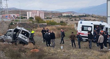 Sivas'ta hafifi ticari araç şarampole uçtu: 3'ü ağır 5 yaralı