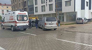 Sivas'ta iki araç çarpıştı, 4 kişi yaralandı