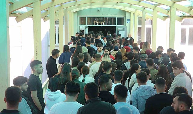 Sivas'ta KPSS Ortaöğretim heyecanı küpeleri unutturdu