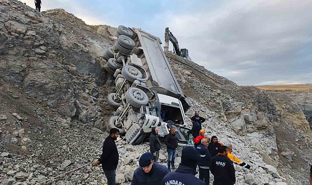 Sivas'ta taş ocağında kamyon devrildi, sürücüsü yaralandı