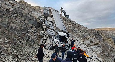 Sivas'ta taş ocağında kamyon devrildi, sürücüsü yaralandı