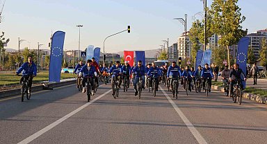 Sivas'ta yüzlerce kişi çevre dostu ulaşım için pedal çevirdi
