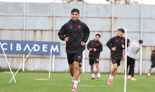 Sivasspor yağmur altında çalıştı