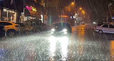 Siverek'te sağanak yağış sele neden oldu: Evleri su bastı