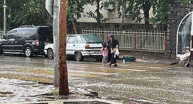 Siverek'te vatandaşlar yağmura hazırlıksız yakalandı
