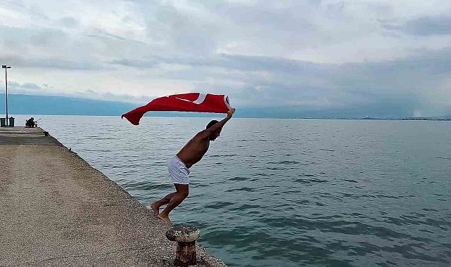 Soğuk ve yağışlı havaya aldırmadı, Türk bayrağıyla denize girdi