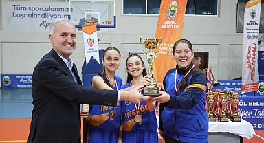 Sokak basketbolunda şampiyonlar kupalarını aldı
