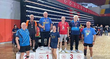 Söke Belediyespor'un başarılı antrenörü Aydın, raketi ile de yıllara meydan okuyor