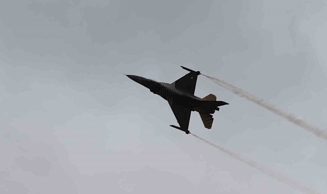 SOLOTÜRK Eskişehir semalarında nefes kesti