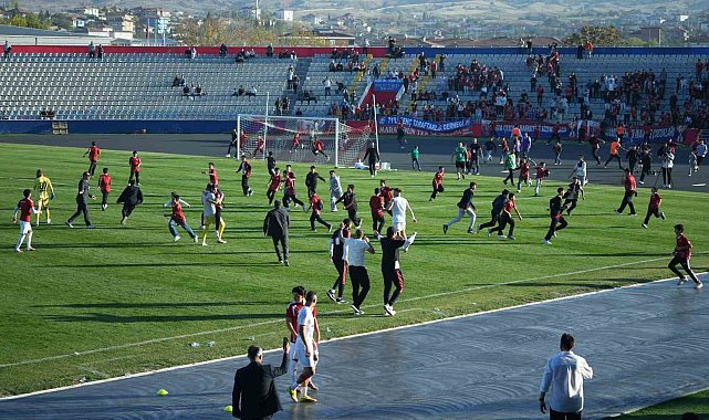 Son dakika golünde saha karıştı: Çocuk taraftarlar maç devam ederken futbolculara koştu