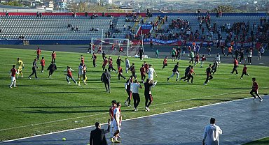 Son dakika golünde saha karıştı: Çocuk taraftarlar maç devam ederken futbolculara koştu
